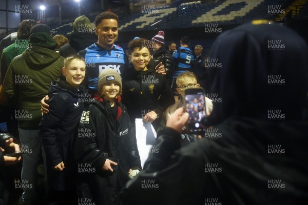 240126 - Cardiff Rugby v Benetton Rugby - United Rugby Championship - Ben Thomas of Cardiff Rugby with fans at full time