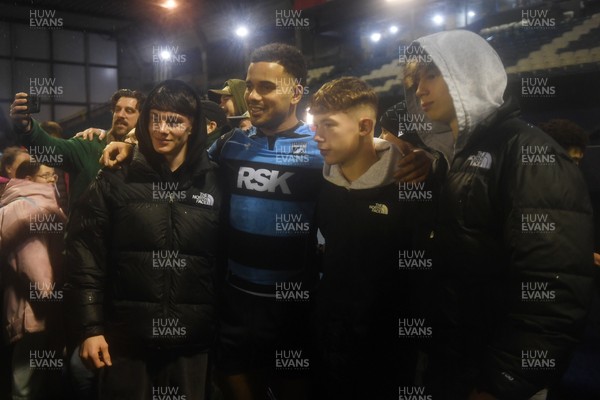 240126 - Cardiff Rugby v Benetton Rugby - United Rugby Championship - Ben Thomas of Cardiff Rugby with fans at full time