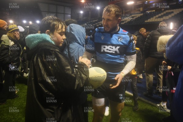 240126 - Cardiff Rugby v Benetton Rugby - United Rugby Championship - Ioan Lloyd of Cardiff Rugby with fans at full time