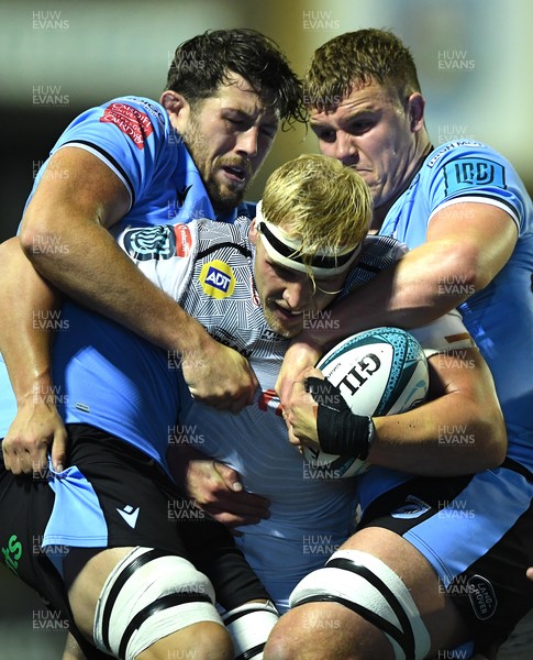 161021 - Cardiff Rugby v Cell C Sharks - United Rugby Championship - Dylan Richardson of Sharks is tackled by Rory Thornton and Shane Lewis-Hughes of Cardiff
