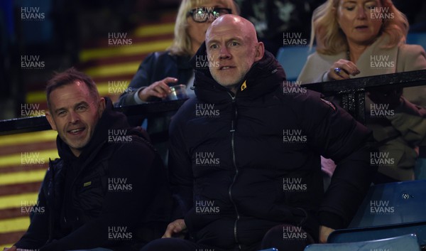 111025 - Cardiff Rugby v Connacht Rugby, United Rugby Championship - Wales senior mens coach Danny Wilson, left, and head coach Steve Tandy watch the match