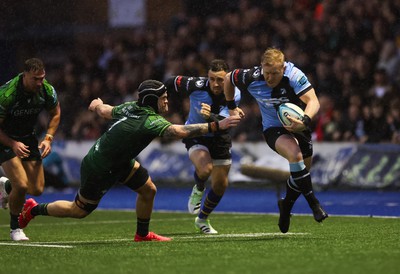 170224 - Cardiff Rugby v Connacht Rugby, United Rugby Championship - Tinus de Beer of Cardiff Rugby gets past Conor Oliver of Connacht