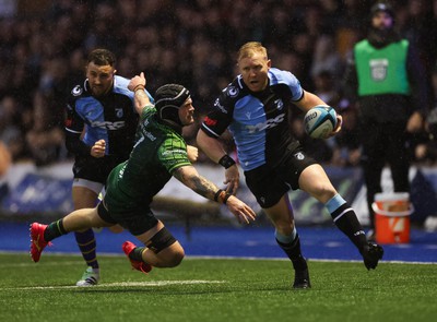 170224 - Cardiff Rugby v Connacht Rugby, United Rugby Championship - Tinus de Beer of Cardiff Rugby gets past Conor Oliver of Connacht