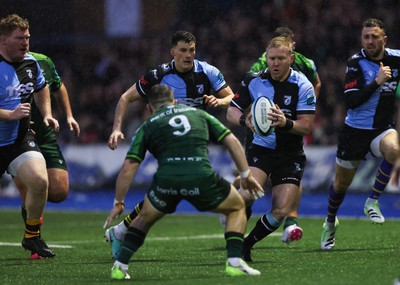 170224 - Cardiff Rugby v Connacht Rugby, United Rugby Championship - Tinus de Beer of Cardiff Rugby takes on Caolin Blade of Connacht