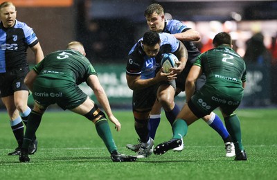 170224 - Cardiff Rugby v Connacht Rugby, United Rugby Championship - Lopeti Timani of Cardiff Rugby takes on Joe Joyce of Connacht and Dave Heffernan of Connacht