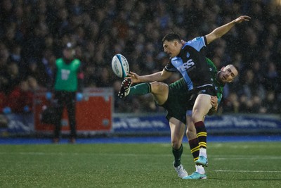 170224 - Cardiff Rugby v Connacht - United Rugby Championship - Ellis Bevan of Cardiff and JJ Hanrahan of Connacht compete for the ball