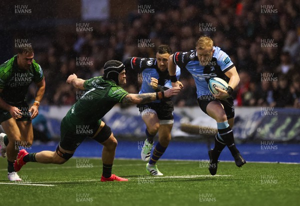 170224 - Cardiff Rugby v Connacht Rugby, United Rugby Championship - Tinus de Beer of Cardiff Rugby gets past Conor Oliver of Connacht