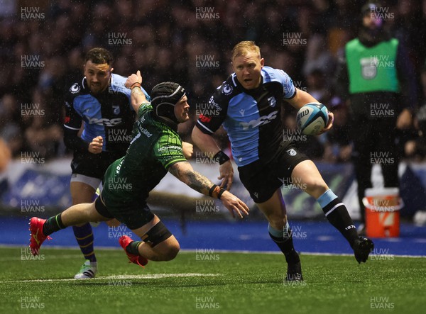 170224 - Cardiff Rugby v Connacht Rugby, United Rugby Championship - Tinus de Beer of Cardiff Rugby gets past Conor Oliver of Connacht