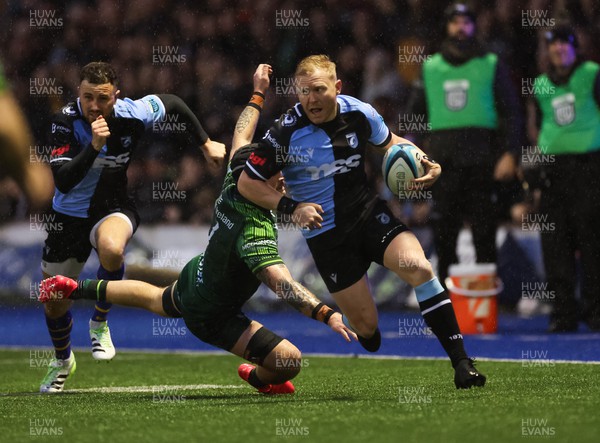 170224 - Cardiff Rugby v Connacht Rugby, United Rugby Championship - Tinus de Beer of Cardiff Rugby gets past Conor Oliver of Connacht