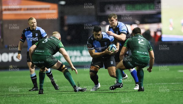 170224 - Cardiff Rugby v Connacht Rugby, United Rugby Championship - Lopeti Timani of Cardiff Rugby takes on Joe Joyce of Connacht and Dave Heffernan of Connacht