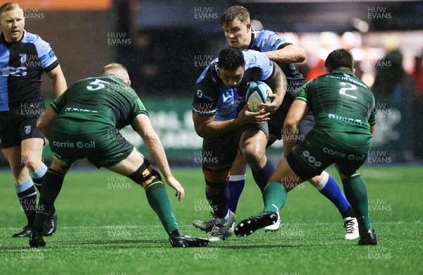 170224 - Cardiff Rugby v Connacht Rugby, United Rugby Championship - Lopeti Timani of Cardiff Rugby takes on Joe Joyce of Connacht and Dave Heffernan of Connacht