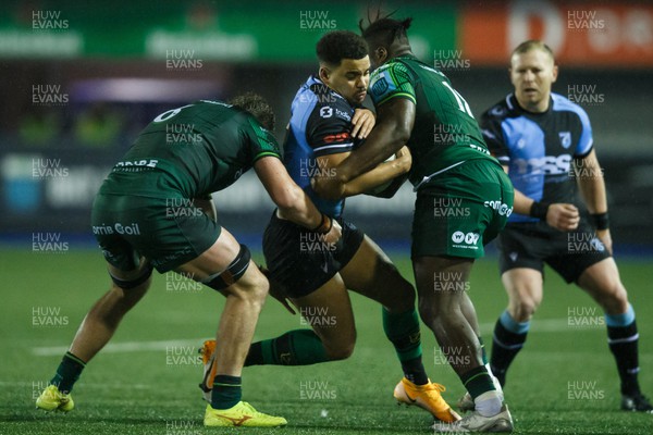 170224 - Cardiff Rugby v Connacht - United Rugby Championship - Ben Thomas of Cardiff is tackled by Shamus Hurley-Langton and Sam Illo of Connacht