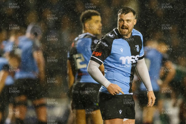 170224 - Cardiff Rugby v Connacht - United Rugby Championship - Owen Lane of Cardiff passes on instructions