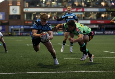 150526 - Cardiff Rugby v DHL Stormers - United Rugby Championship - Jacob Beetham of Cardiff dives over the line to score a try