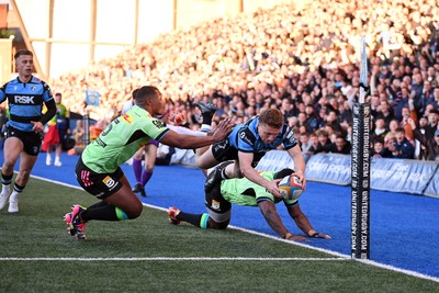 150526 - Cardiff Rugby v DHL Stormers - United Rugby Championship - Tom Bowen of Cardiff Rugby runs in to score a try