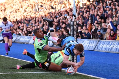 150526 - Cardiff Rugby v DHL Stormers - United Rugby Championship - Tom Bowen of Cardiff Rugby scores a try