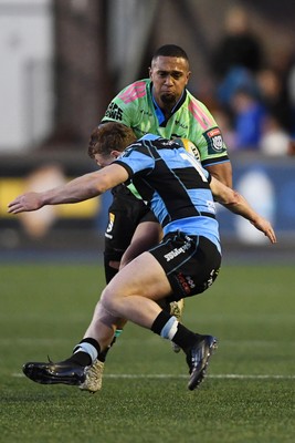 150526 - Cardiff Rugby v DHL Stormers - United Rugby Championship - Leolin Zas of Stormers is challenged by Tom Bowen of Cardiff Rugby