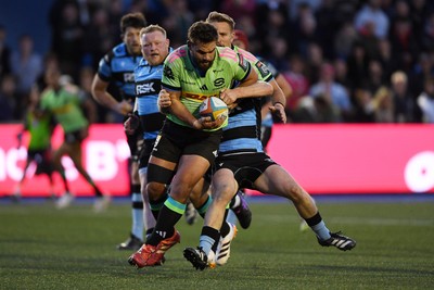 150526 - Cardiff Rugby v DHL Stormers - United Rugby Championship - JJ Kotze of Stormers is challenged by Kieron Assiratti of Cardiff Rugby