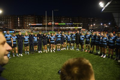 150526 - Cardiff Rugby v DHL Stormers - United Rugby Championship - Cardiff huddle at full time