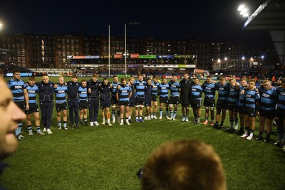 150526 - Cardiff Rugby v DHL Stormers - United Rugby Championship - Cardiff huddle at full time