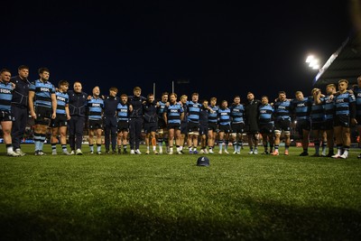 150526 - Cardiff Rugby v DHL Stormers - United Rugby Championship - Cardiff huddle at full time