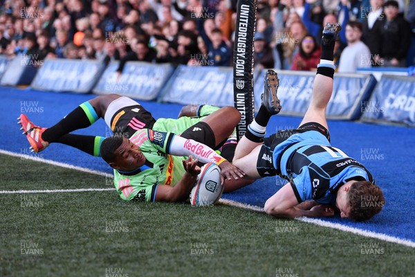 150526 - Cardiff Rugby v DHL Stormers - United Rugby Championship - Tom Bowen of Cardiff Rugby scores a try