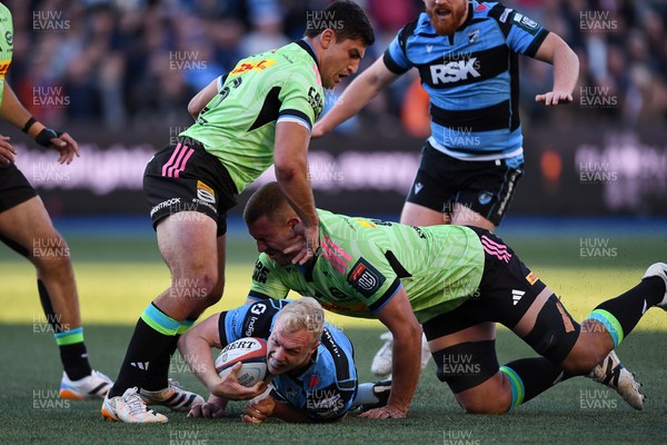 150526 - Cardiff Rugby v DHL Stormers - United Rugby Championship - Johan Mulder of Cardiff Rugby is challenged by Damian Willemse of Stormers