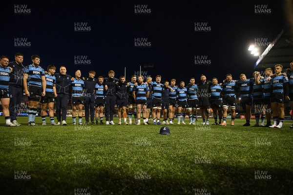 150526 - Cardiff Rugby v DHL Stormers - United Rugby Championship - Cardiff huddle at full time