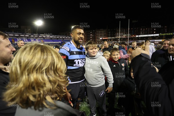 151022 - Cardiff Rugby v Dragons RFC - BKT United Rugby Championship - Taulupe Faletau of Cardiff with fans