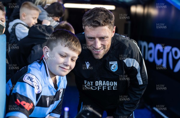 151022 - Cardiff Rugby v Dragons RFC - BKT United Rugby Championship - Rhys Priestland of Cardiff with fans before the game