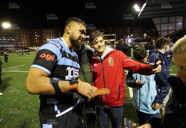 151022 - Cardiff Rugby v Dragons RFC - BKT United Rugby Championship - Taulupe Faletau of Cardiff with fans at full time