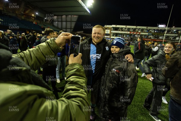 261223 - Cardiff Rugby v Dragons RFC - United Rugby Championship - Keiron Assiratti of Cardiff with fans