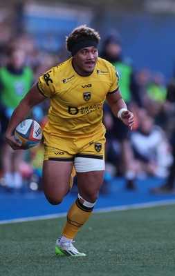 261225 - Cardiff Rugby v Dragons RFC, United Rugby Championship - Fine Inisi of Dragons RFC breaks away