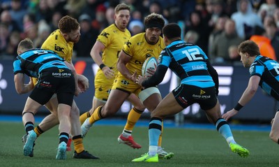 261225 - Cardiff Rugby v Dragons RFC, United Rugby Championship - Aneurin Owen of Dragons RFC offloads to Fine Inisi of Dragons RFC