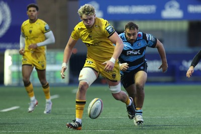 261225 - Cardiff Rugby v Dragons RFC, United Rugby Championship - Ryan Woodman of Dragons RFC looks to win the ball from Liam Belcher of Cardiff Rugby