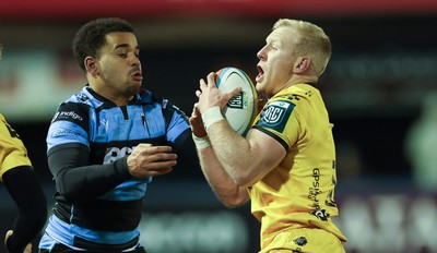 261225 - Cardiff Rugby v Dragons RFC, United Rugby Championship - Ben Thomas of Cardiff Rugby and Tinus de Beer of Dragons RFC compete for the ball