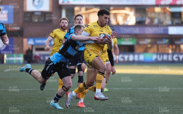 261225 - Cardiff Rugby v Dragons RFC, United Rugby Championship - Rio Dyer of Dragons RFC sets up a try for Che Hope of Dragons RFC