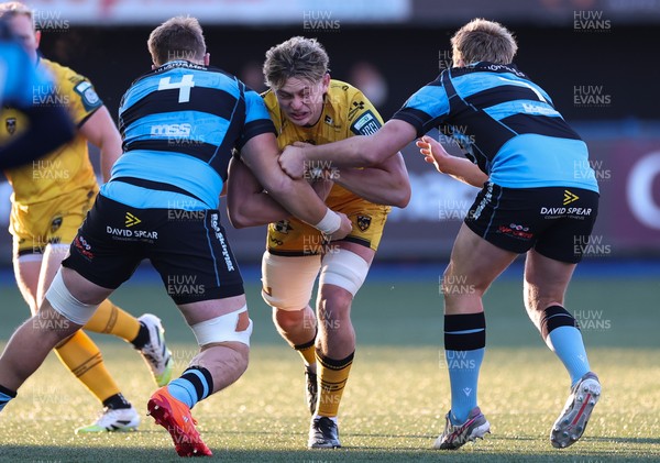 261225 - Cardiff Rugby v Dragons RFC, United Rugby Championship - Ryan Woodman of Dragons RFC takes on Josh McNally of Cardiff Rugby and Dan Thomas of Cardiff Rugby