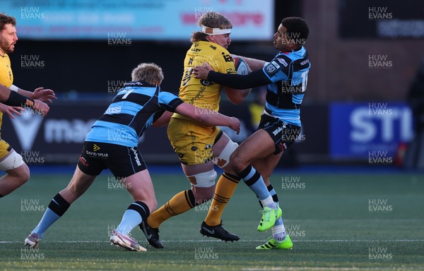 261225 - Cardiff Rugby v Dragons RFC, United Rugby Championship - Aaron Wainwright of Dragons RFC takes on Dan Thomas of Cardiff Rugby and Ben Thomas of Cardiff Rugby