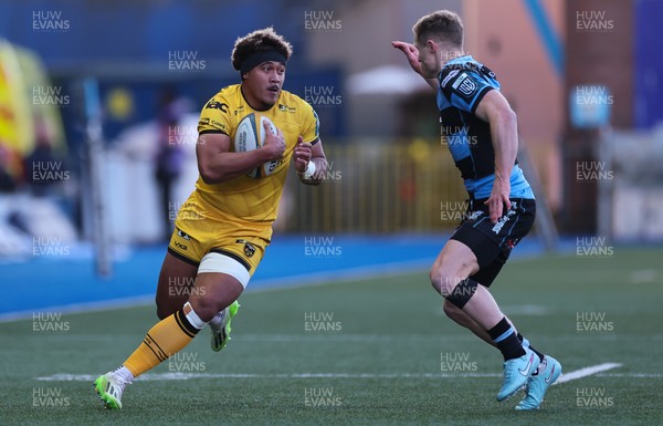 261225 - Cardiff Rugby v Dragons RFC, United Rugby Championship - Fine Inisi of Dragons RFC breaks away