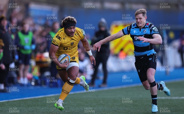 261225 - Cardiff Rugby v Dragons RFC, United Rugby Championship - Fine Inisi of Dragons RFC breaks away