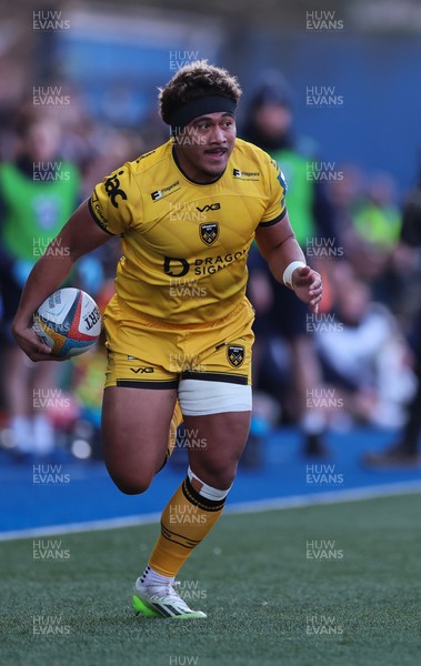261225 - Cardiff Rugby v Dragons RFC, United Rugby Championship - Fine Inisi of Dragons RFC breaks away