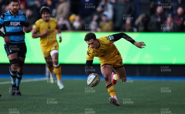 261225 - Cardiff Rugby v Dragons RFC, United Rugby Championship - Che Hope of Dragons RFC runs in his second try