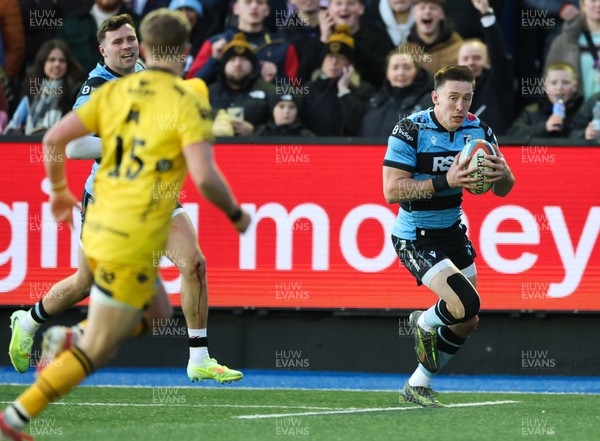 261225 - Cardiff Rugby v Dragons RFC, United Rugby Championship - Josh Adams of Cardiff Rugby races in to score try