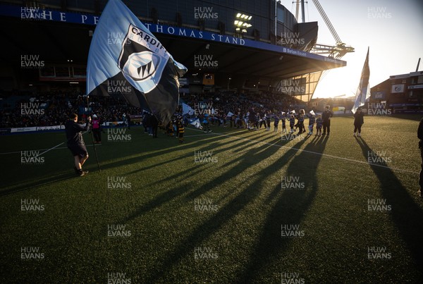 261225 - Cardiff Rugby v Dragons RFC, United Rugby Championship - Long shadows in the afternoon sun from the guard of honour