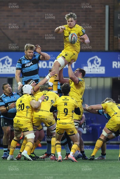 261225 - Cardiff Rugby v Dragons RFC, United Rugby Championship - Ryan Woodman of Dragons RFC wins the lineout