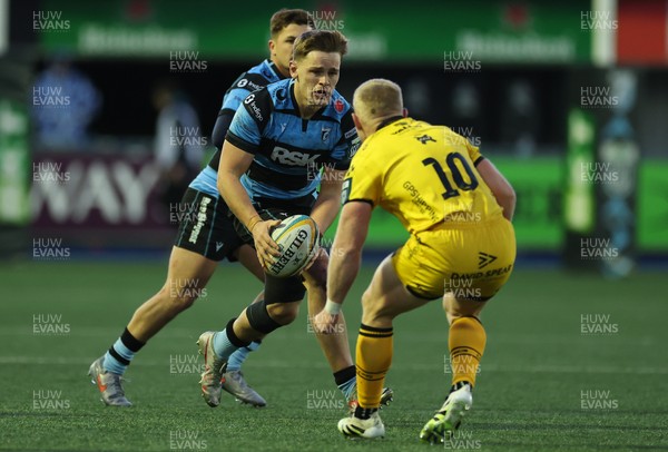 261225 - Cardiff Rugby v Dragons RFC, United Rugby Championship - Alex Mann of Cardiff Rugby takes on Tinus de Beer of Dragons RFC