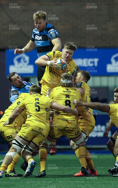 261225 - Cardiff Rugby v Dragons RFC, United Rugby Championship - Matthew Screech of Dragons RFC wins a lineout