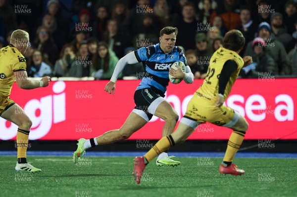 261225 - Cardiff Rugby v Dragons RFC, United Rugby Championship - Mason Grady of Cardiff Rugby takes on Rhodri Williams of Dragons RFC