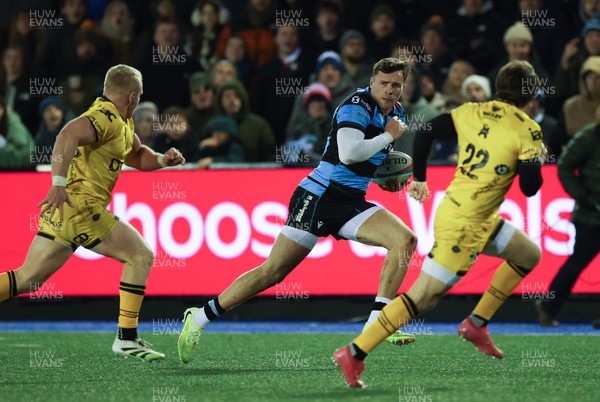261225 - Cardiff Rugby v Dragons RFC, United Rugby Championship - Mason Grady of Cardiff Rugby takes on Rhodri Williams of Dragons RFC